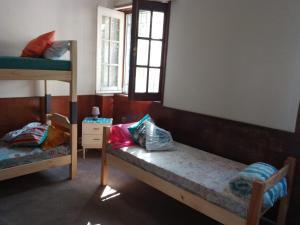 Zimmer mit 2 Etagenbetten und einem Bett in der Unterkunft Montevideo Hostel in Montevideo