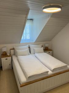 ポッチェトルテクにあるBella Mura Nature Apartment Lipa 97の部屋にある白いシーツと枕が置かれたベッド +18枚の写真