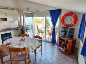 Kuchyň nebo kuchyňský kout v ubytování Apartment Luna II with Sea View