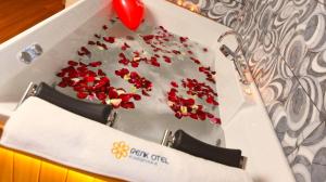Φωτογραφία από το άλμπουμ του Renk Otel Karşıyaka σε Karşıyaka