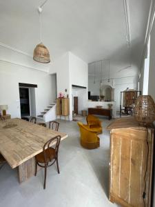 sala de estar con mesa de madera y sillas en Aubignan's Convent - Character house & pool, en Aubignan