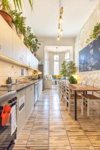 cocina con mesa de madera y suelo de madera en ClassyRooms at Rákóczi Square, en Budapest