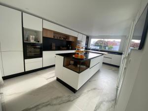O bucătărie sau chicinetă la VILLA LAURANA HYERES 6 personnes Piscine chauffée