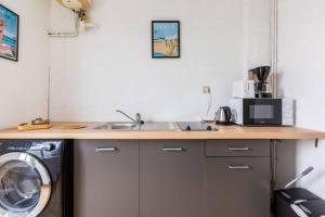 Кухня или мини-кухня в ++++ STUDIO AVEC JARDIN A 200 M DE LA MER ET 300 M RUE PIETONNE ++++
 +11 фотографий