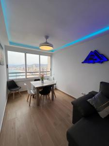 贝尼多姆Hany apartment Tropic mar 18-C的带桌子和沙发的客厅
