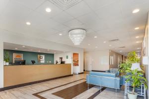 una hall di un ospedale con una sala d'attesa di Quality Inn Gainesville a Gainesville