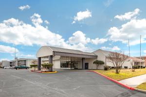 a parking lot in front of a building at Quality Inn Gainesville in Gainesville