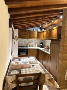 a kitchen with a table in the middle of it at Il Nido di Fede e Romy in Castelnuovo Berardenga