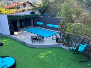 an image of a swimming pool in a backyard at Casa de Praia Barra Itanhangá in Rio de Janeiro