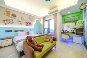 two teddy bears sitting on a couch in a bedroom at 宜蘭幸福8號主題寵物友善民宿 in Wujie