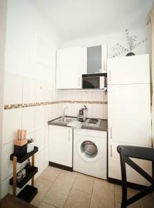een keuken met een wasmachine en een wasmachine bij Cozy City Apartments in center K19 in Wenen