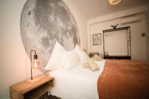 een slaapkamer met een bed met een groot maanhoofdeinde bij Cozy City Apartments in center K19 in Wenen