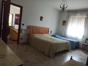 1 dormitorio con 2 camas y ventana en elyhouse, en Gizzeria