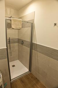 ボルツァーノにあるCasa Giadaの浴室のガラス扉付きシャワー