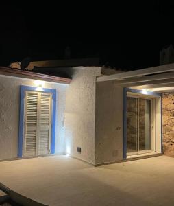 um par de portas num edifício à noite em Villa Bambi em Budoni
