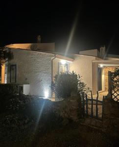 uma casa à noite com luzes acesas em Villa Bambi em Budoni