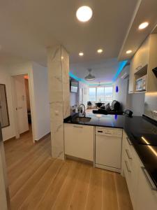 Hany apartment Tropic mar 18-C的厨房或小厨房