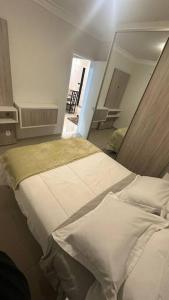 1 dormitorio con 2 camas en una habitación en Próx Armando Panunzzio com piscina, en Sorocaba