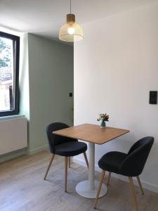 a dining room with a table and two chairs at Le 270 in Grane