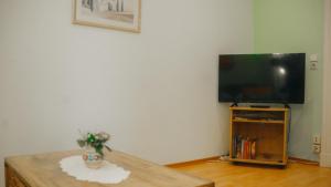 ein Wohnzimmer mit einem TV und einem Couchtisch in der Unterkunft Sylvias Ferienwohnung Nr2 in Görlitz