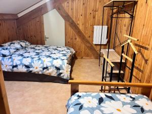 1 Schlafzimmer mit 2 Betten und einer Leiter in der Unterkunft Appartement au pied des Vignes in Vosne-Romanée