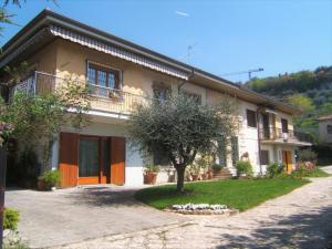 维罗纳Residenza Fontana del Ferro的一栋房子前面有一棵树