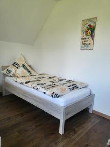 a bed in a room with a picture on the wall at harle-casa.ostfriesland in Altfunnixsiel