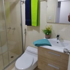 a bathroom with a toilet and a sink and a shower at Apart. con aire, frente al mar in Porlamar