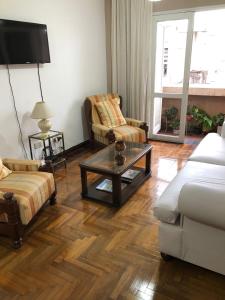ein Wohnzimmer mit einer Couch und einem Couchtisch in der Unterkunft Departamento Pleno Centro Amplio y Cómodo in San Salvador de Jujuy + 4 Fotos
