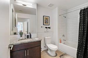 Ένα μπάνιο στο 2BR Stylish Apartment in Hyde Park - Shoreland 1320