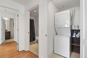Ett kök eller pentry på 2BR Stylish Apartment in Hyde Park - Shoreland 1320