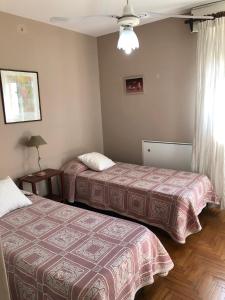 ein Hotelzimmer mit zwei Betten und einem Fenster in der Unterkunft Departamento Pleno Centro Amplio y Cómodo in San Salvador de Jujuy