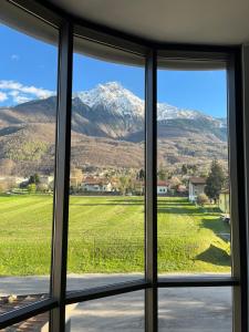 Blick auf einen Berg aus einem Fenster in der Unterkunft Hotel Aurora in Colico