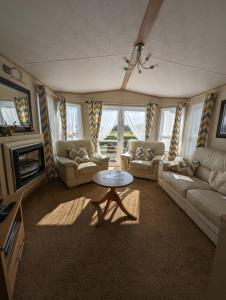 ein Wohnzimmer mit Sofas und einem Couchtisch in der Unterkunft The Ashcroft in Dunoon