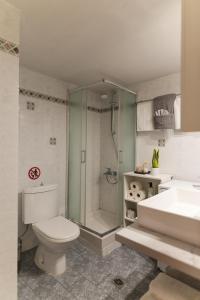 y baño con ducha, aseo y lavamanos. en Magico Home City Heart Luxury Appartment, en Alexandroupoli
