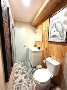 y baño con aseo y lavamanos. en Apartamento no bairro alto 58, en Lisboa