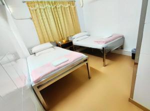 Un pat sau paturi într-o cameră la Jinnsti Guesthouse 景士迪宾馆