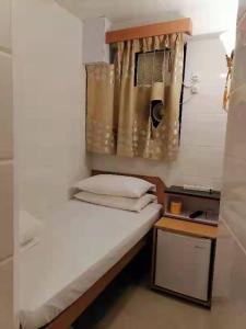 Un pat sau paturi într-o cameră la Jinnsti Guesthouse 景士迪宾馆