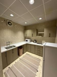 une cuisine vide avec évier et réfrigérateur dans l'établissement وحدة سكنية فاخرة 2 Luxury residential unit, à Médine