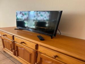 A television and/or entertainment centre at Apartamento vacacional Fuerteventura 1A