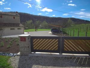 um portão numa entrada com um carro estacionado num quintal em BORGO LE LANTERNE Locazione Turistica em Follina