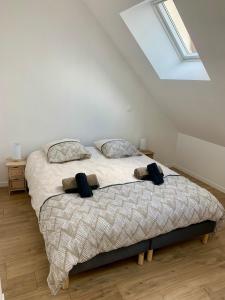 a bedroom with a bed with two pillows on it at Appartement Cosy, Résidence de l’Ecluse in Arques