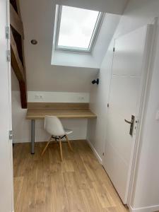Habitación pequeña con escritorio y ventana. en Appartement Cosy, Résidence de l’Ecluse en Arques