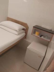 Un pat sau paturi într-o cameră la Jinnsti Guesthouse 景士迪宾馆