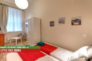 Posteľ alebo postele v izbe v ubytovaní Little Italy Bronx Apartment
