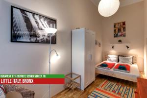 Posteľ alebo postele v izbe v ubytovaní Little Italy Bronx Apartment