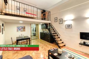 Televízia a/alebo spoločenská miestnosť v ubytovaní Little Italy Bronx Apartment