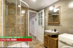 Kúpeľňa v ubytovaní Little Italy Bronx Apartment
