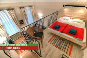 een slaapkamer met een bed met een rode deken bij Little Italy Bronx Apartment in Boedapest