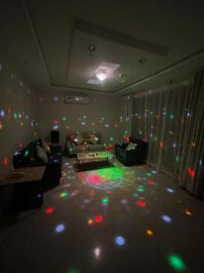 a living room with lights on the floor at شاليهات حديقة الوسام لبيوت العطلات 1 in Taif